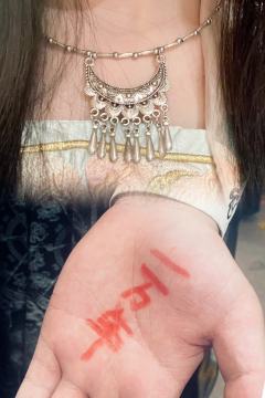 阿绿在很多地方看见过白发

最初在娘亲鬓间 那时她是林碧
趴