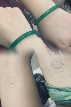 阿绿在很多地方看见过白发

最初在娘亲鬓间 那时她是林碧
趴