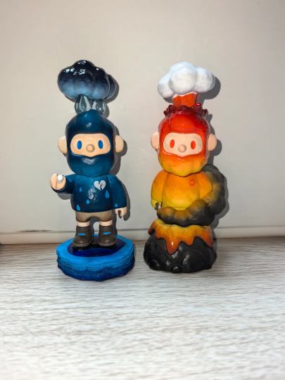 谁能看出假笑的底座是用纸壳做的呢😎😎
太激动啦，改造大成功！！

😎假笑：暴力拆底板（也可用热水泡）→纸壳剪出数个红温底座的形状→纸壳上下粘在一起→用丙烯涂上三种蓝色→胶水粘好

😎红温：用白色丙烯多
