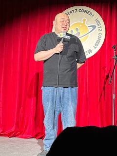 第一次看线下,第一次开放麦。以我不低的笑点来看,要给一半的演