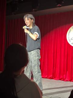 第一次看线下,第一次开放麦。以我不低的笑点来看,要给一半的演