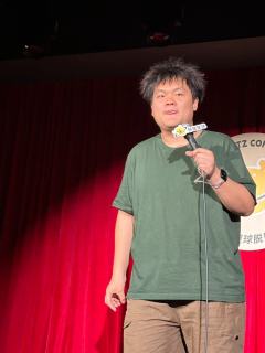 第一次看线下,第一次开放麦。以我不低的笑点来看,要给一半的演