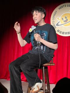 第一次看线下,第一次开放麦。以我不低的笑点来看,要给一半的演