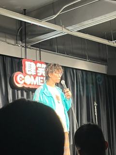今日的快乐是肆笑喜剧给的
第二次看小新演出了,今天主持感觉有