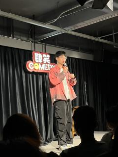 今日的快乐是肆笑喜剧给的
第二次看小新演出了,今天主持感觉有
