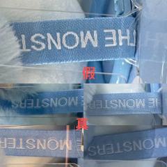 labubu鱼尾狮未开盒的如何分辨真假
1、脸部可以对比正