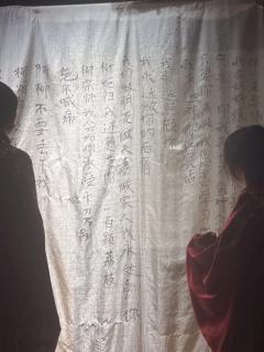 恨明月高悬，曾独照我，
而满城尽是死去的月光。
不得不说叫姐