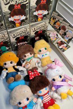 泡泡玛特DIMOO WORLD 迪士尼系列搪胶毛绒钥匙圈盲盒