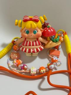 小胖妞真的好可爱！做成手机背夹除了重以外没毛病，背出门玩也很