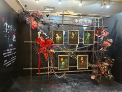 第一次入沪看音乐剧，左边的妹纸奋笔疾书，右边的妹纸睡着打呼。