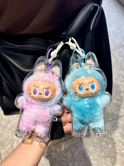 以为很普通，放大绝了❗️ 三代labubu太美幻了❗️
眼里都是独一份的满天星河，太美了吧！每个拉布布都有一颗尖牙是自己的本色，瞬间get到了这就是真正的精灵labubu啊，脚趾也是浓重的色彩，这绝对