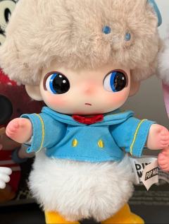 迪士尼竟然和泡泡玛特联名上了这款dimoo的搪胶好可爱我感觉