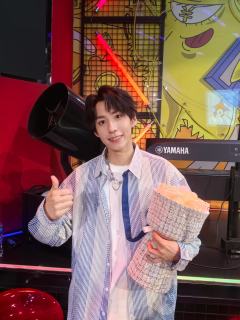 🎪是和平常的话剧或是音乐剧完全不同的剧场体验!
🏟️开场