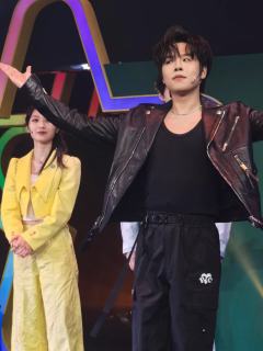 🎪是和平常的话剧或是音乐剧完全不同的剧场体验!
🏟️开场