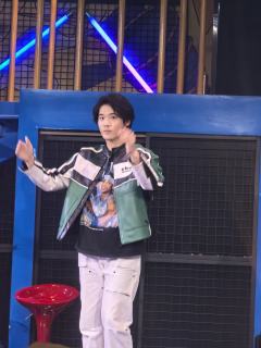 🎪是和平常的话剧或是音乐剧完全不同的剧场体验!
🏟️开场
