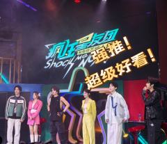 🎪是和平常的话剧或是音乐剧完全不同的剧场体验!
🏟️开场