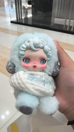 第1天去西安的大悦城抽泡泡玛特抽中了皑雪歌，第2天去西安的赛