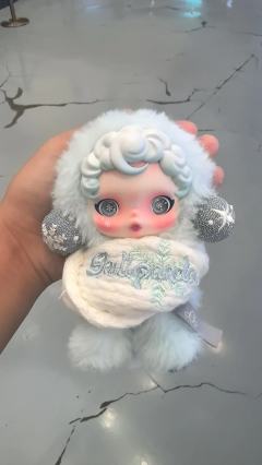 第1天去西安的大悦城抽泡泡玛特抽中了皑雪歌，第2天去西安的赛