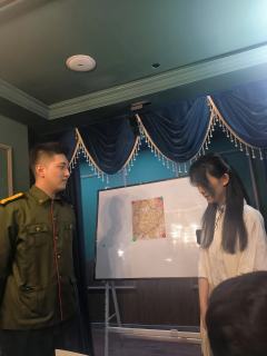 等到了站，下了车，余下的路，还有好长。
不用想，管他呢，让风