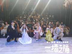 🌟剧情亮点
该剧以两对年轻男女在公寓内的生活为背景,通过一
