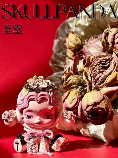 SKULLPANDA・圣堂
泡泡玛特 skullpanda 密林古堡系列骷髅改娃 圣堂
"叩门者，需以勇气为烛；仰望者，当以虔诚为阶。"
最后一位信徒消散时，圣堂将坍缩成她眼角的水晶泪荆棘蜷曲成蔷薇王