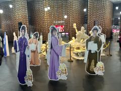 太棒了，唱演妆造都是顶好的，全程享受，故事是曹雪芹梦见自己成