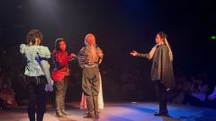 看的第二场，歌是顺耳了很多，唱的都挺好，这个故事太简单单薄了