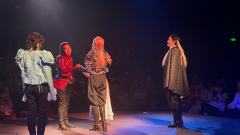 看的第二场，歌是顺耳了很多，唱的都挺好，这个故事太简单单薄了