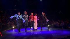 看的第二场，歌是顺耳了很多，唱的都挺好，这个故事太简单单薄了