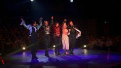 看的第二场，歌是顺耳了很多，唱的都挺好，这个故事太简单单薄了