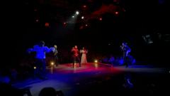 看的第二场，歌是顺耳了很多，唱的都挺好，这个故事太简单单薄了