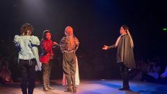 看的第二场，歌是顺耳了很多，唱的都挺好，这个故事太简单单薄了