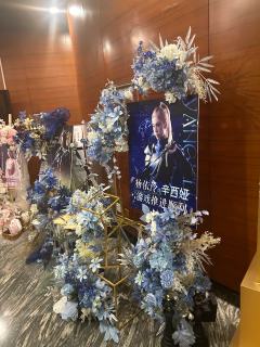 看的第二场，歌是顺耳了很多，唱的都挺好，这个故事太简单单薄了