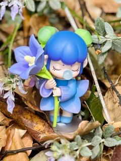 花间集丨手握桔梗花的仙子，太好看了！ 

慵懒的桔梗少女
向