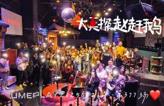入口是从图2的大鹅肚子这里开门进入的,蛮新颖的。有演员小卡和