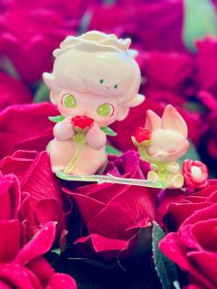 小dimoo生日快乐丨藏在玫瑰花瓣里的秘语

越过荆棘，只为