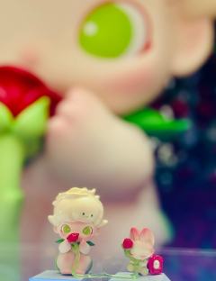 小dimoo生日快乐丨藏在玫瑰花瓣里的秘语

越过荆棘，只为