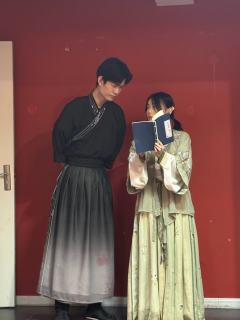 “山有扶苏,隰有荷华,桃之夭夭,其叶蓁蓁”
卡司↓
扶苏:高