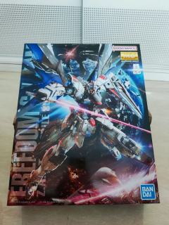 万代高达模型，MG，自由高达2.0，不保运输过程导致的盒损，