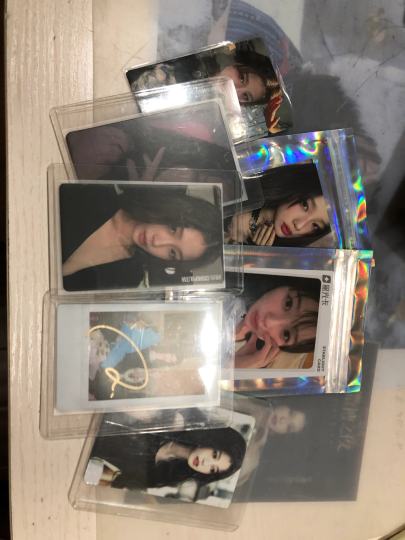想知道右边的黑衣是真的吗 中间的拍立得是真的吗 