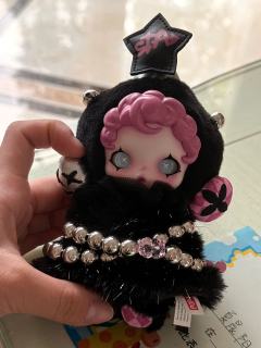 在那堆满盲盒的小小角落,我邂逅了这只Skullpanda。初