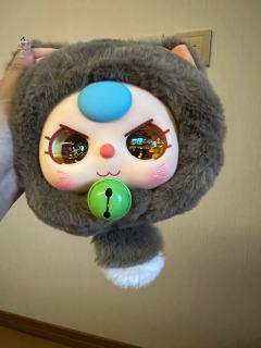 娃三岁的流沙眼～
一个是娃三岁招财猫拉链包系列，另一个是大头