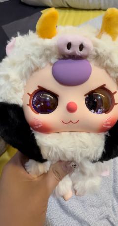 娃三岁的流沙眼～
一个是娃三岁招财猫拉链包系列，另一个是大头