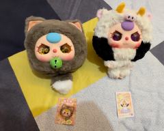 娃三岁的流沙眼～
一个是娃三岁招财猫拉链包系列，另一个是大头