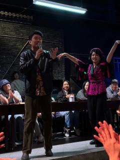 对!没错首先你会穿过大鹅的肚子进入剧场,然后还有剧中剧实时动