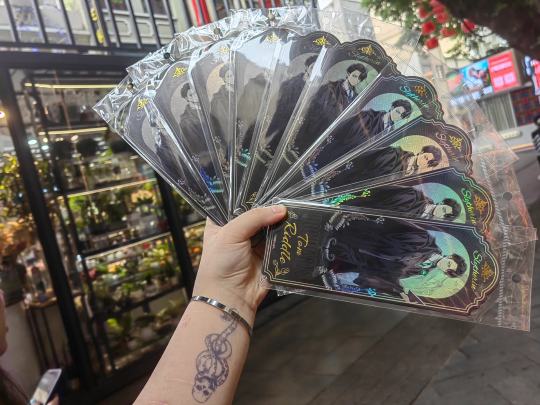 别人囤菜，我囤里德尔镭射票十张起步，防止黑魔王大人说我‘爱得不够虔诚’（其实是想贴满手机壳/工牌/银行卡…Dark Lord，打钱的时候记得用‘除你钱包’咒”