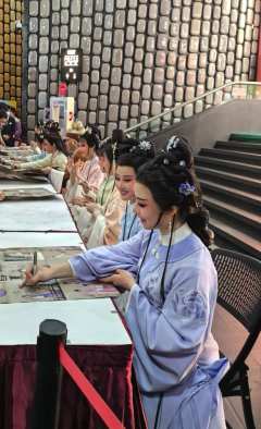 从小跟着外婆看越剧，今天看了《织造府》，简直可以说是超越了以