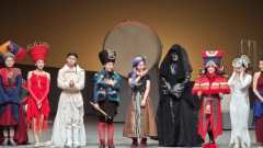 🌟剧情亮点
讲述了一个苗族小女孩叫叶子来道大城市闯荡,受挫