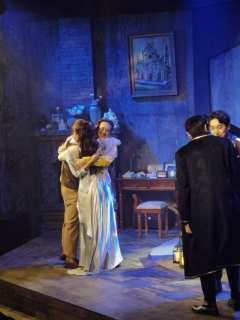 在小剧场里表现这个主题着实不容易,战争里的爱与恨,太宏大太直