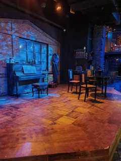 在小剧场里表现这个主题着实不容易,战争里的爱与恨,太宏大太直